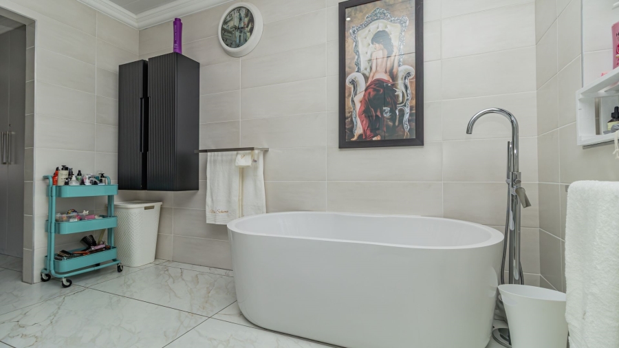 4 Bedroom Property for Sale in Monte Christo Western Cape